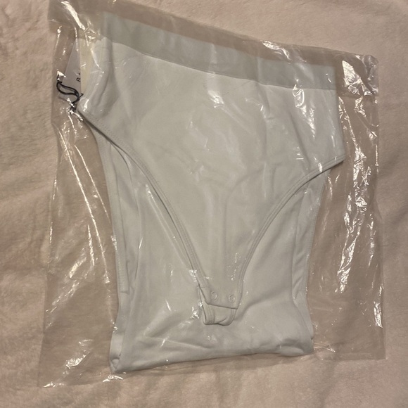 212. NWT Aritzia Body Contour white tank body suits in xs high neck - Picture 10 of 11